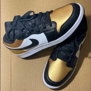 Air Jordan 1 low gold toe